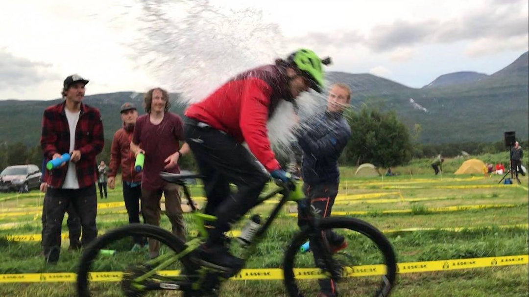 Det sosiale og de uformelle konkurransene er en viktig del av Skibotn Stifestival. Foto: Knut Lønnqvist Skibotn Stifestival 2017 minijam - Knut Lønnqvist 1200x675