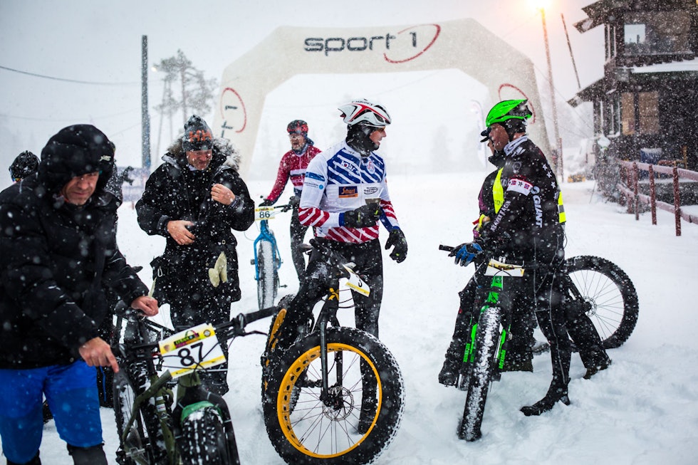 VARM SUPPE: Arrangørene hadde sørget for varm suppe til alle deltakerne ved innkomst. (foto: Snorre Veggan) fatbike-nm-5238a