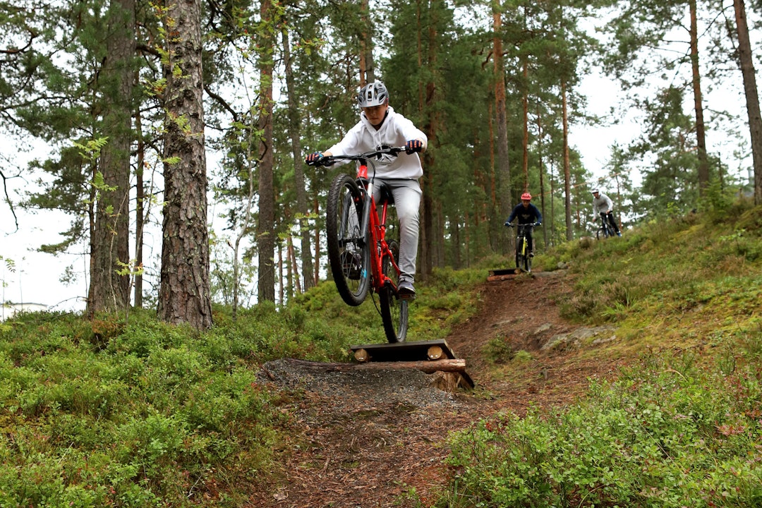 Her testes hoppene i Kolibriløypa. Foto: Cato Symrebu