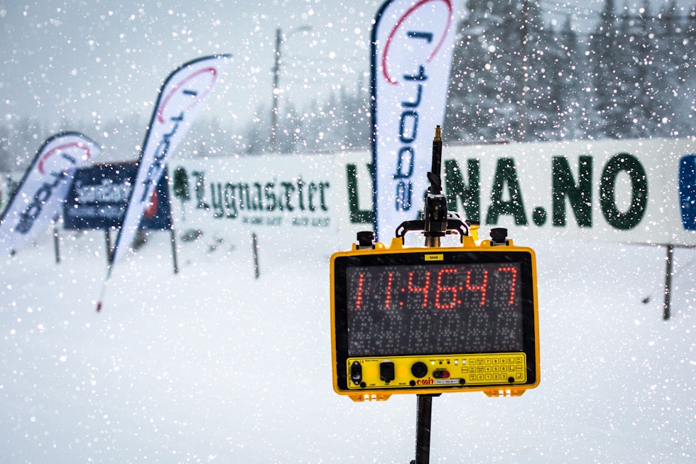 STARTKLOKKE: Klokken tolv startet turklassen. Pga. det store snøfallet, så ble alle klassene forkortet med én runde. (foto: Snorre Veggan) fatbike-nm-5314a