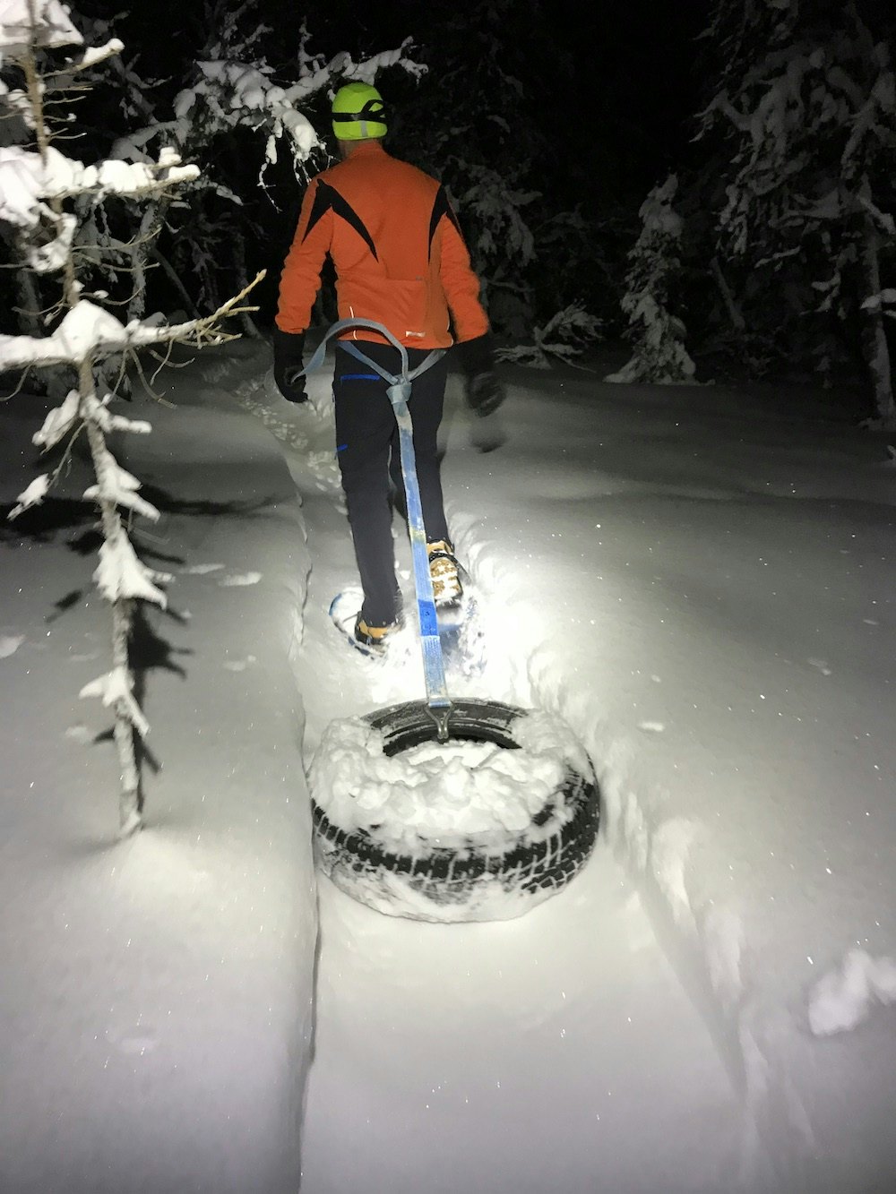 Stiene må tråkkes jevnlig, og det gjøres manuelt med truger og dekk og godt selskap. Foto: Børge Jensen Skaraåsen Gol trail prep - Børge Jensen 1000x