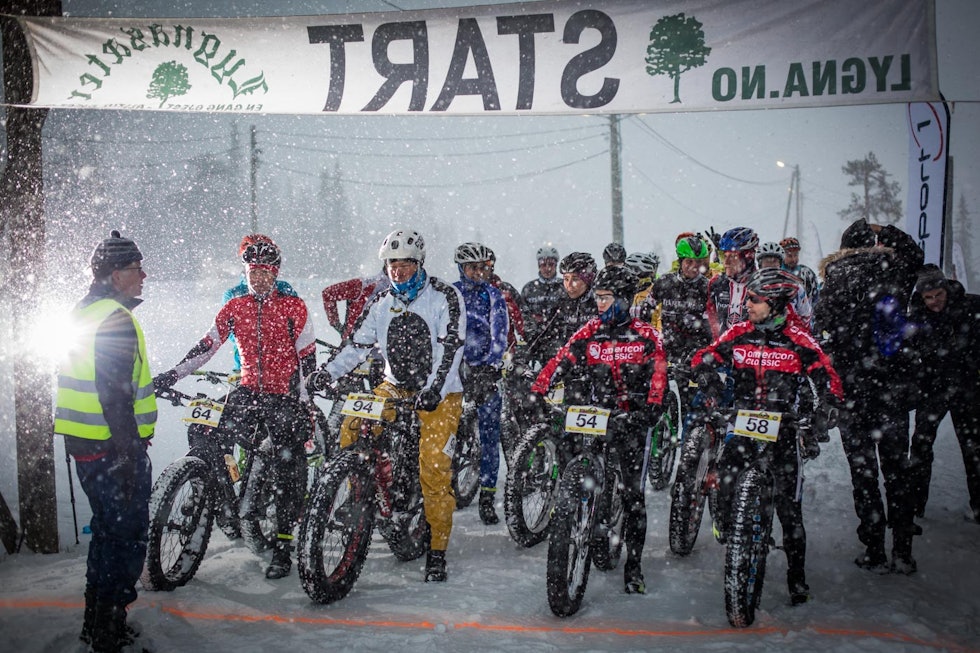 SNØDDE TETT: Det er vel ingen underdrivelse å si at det snødde tett før starten i turklassen. (foto: Snorre Veggan) fatbike-nm-5327a