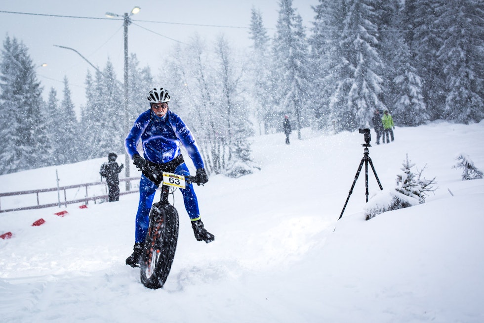 HOLDE BALANSEN: Kent Sogn forsøker å holde seg på sykkelen i bunnen av den lengste utforkjøringen. (foto: Snorre Veggan) fatbike-nm-5360a