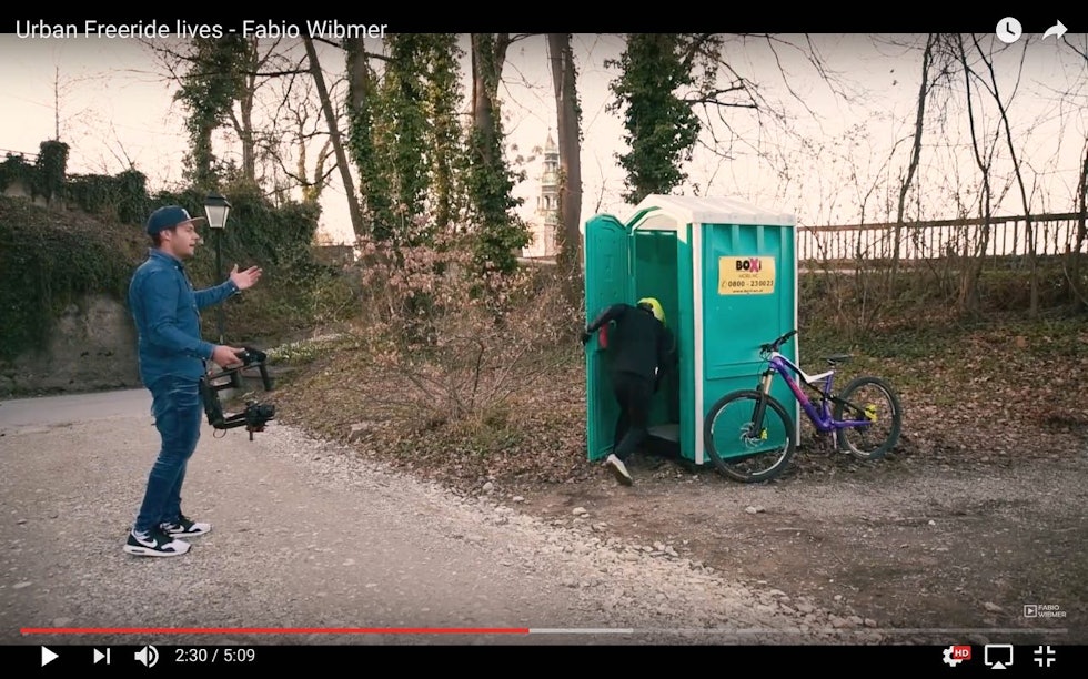 TULL OG TØYS: Fabio Wibmer tar ikke seg selv så høytidelig. Terrengykling er jo først og fremst lek og moro.