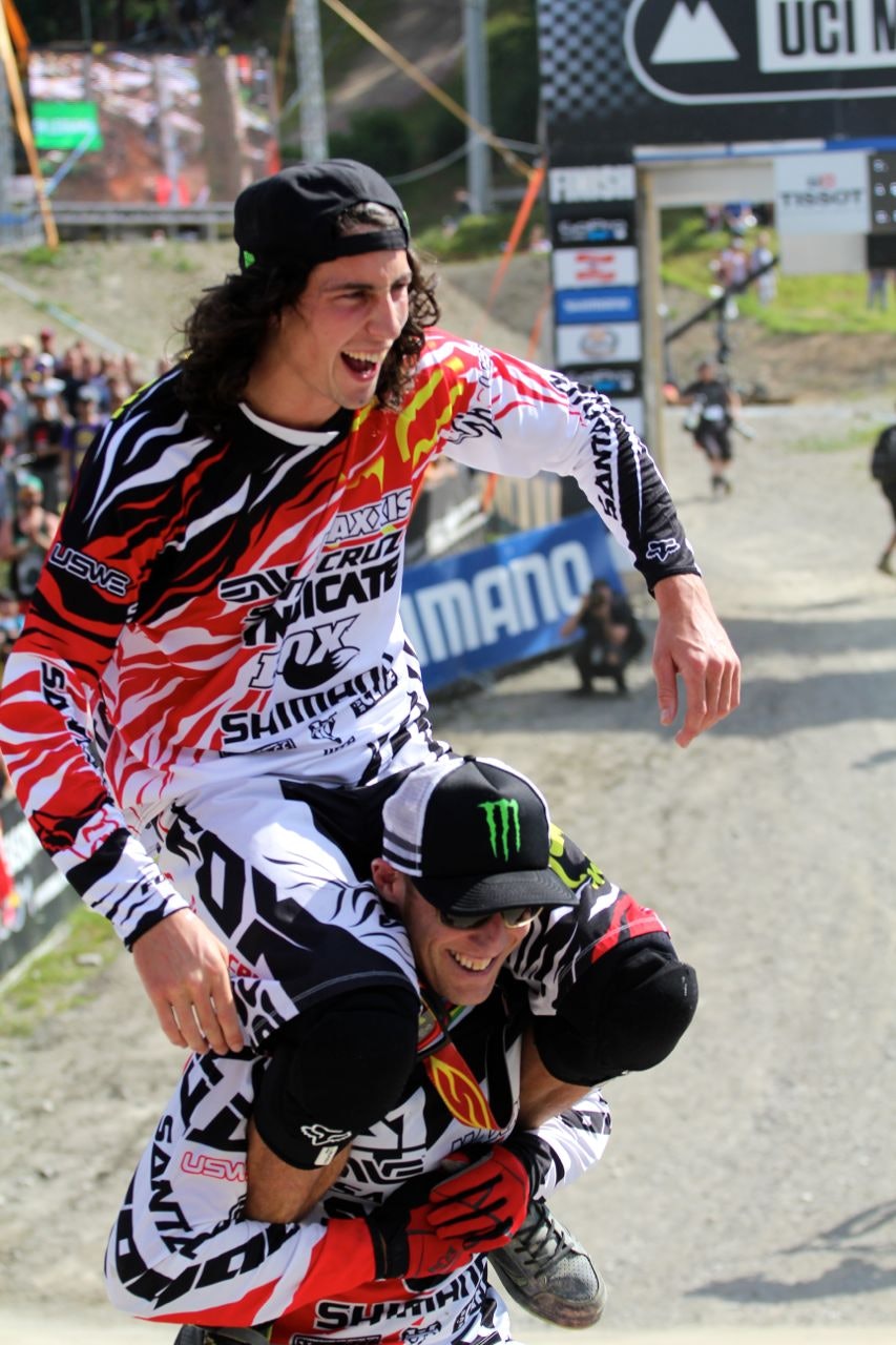 GLAD: Steve Peat feirer Josh Brycelands sammenlagtseier i verdenscupen, sammen med Bryceland. Foto: Sven Martin. GLAD: Steve Peat feirer Josh Brycelands sammenlagtseier i verdenscupen, sammen med Bryceland. Foto: Sven Martin.