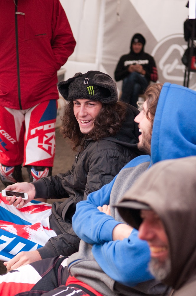 GOD STEMNING: Det er hyggelig i Santa Cruz-teltet på rittdager. Josh Bryceland deler en vits med crew og Peaty. Foto: Øyvind Aas GOD STEMNING: Det er hyggelig i Santa Cruz-teltet på rittdager. Josh Bryceland deler en vits med crew og Peaty. Foto: Øyvind Aas