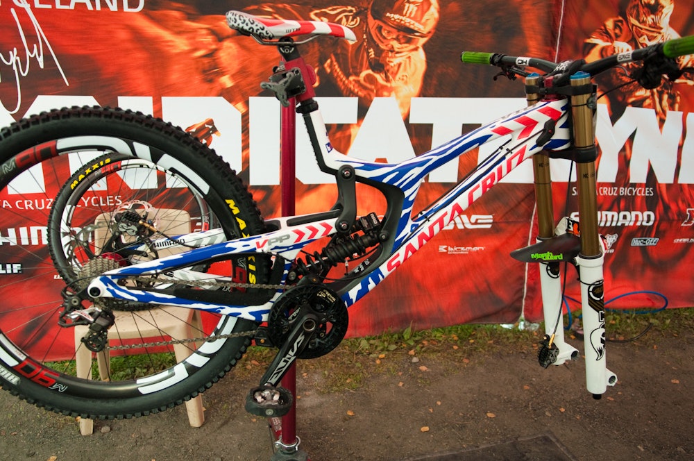 STJERNE: De tre syklistene på Syndicate-laget er alle superstjerner noe syklene bærer preg av. Men stemningen er god og nykkene er få. Her er Brycelands doning før VM i Hafjell. STJERNE: De tre syklistene på Syndicate-laget er alle superstjerner noe syklene bærer preg av. Men stemningen er god og nykkene er få. Her er Brycelands doning før VM i Hafjell.