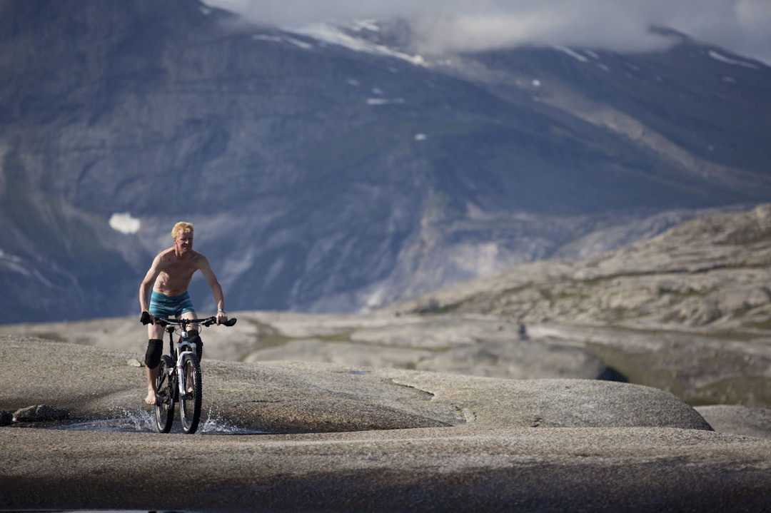 Ute til tørk: Sture Pettersen sykler seg tørr etter en liten fuktig velt. _IPP0509