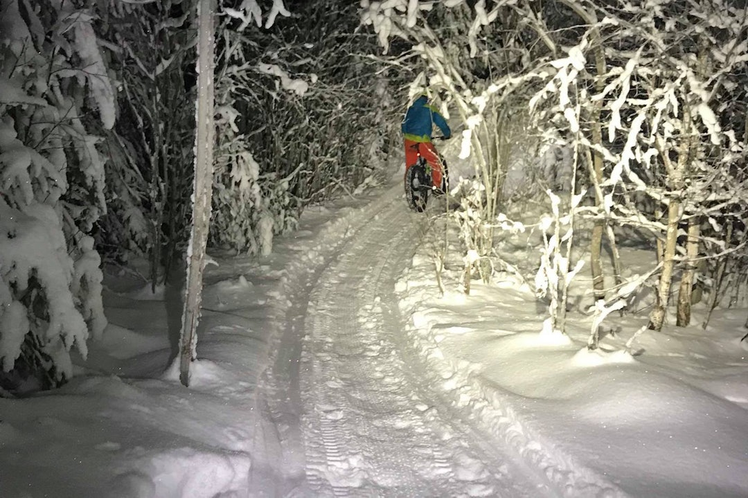 Stemningsfullt på lyktetur i rittløypa. Nå tilbyr Modum Challenge gratis gjennomkjøring on demand for de som vil teste den. Foto: Modum Challenge Lyktetur i Modum Challenge løypa - Foto Modum Challenge 1400x933