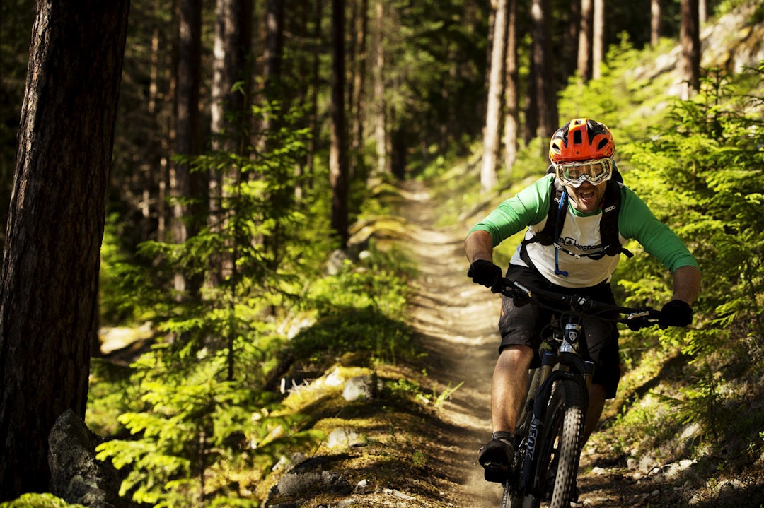 Braaap: Ove Grøndal har bosatt seg i enduro-paradiset Nesbyen, hvor han bygger, vedlikeholder og sykler stier. _IPP2529