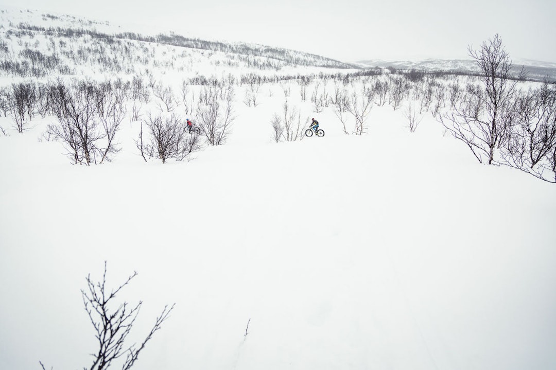 Mye snø og flatt lys resulterte i krevende forhold på årets utgave av Skaidi Fatbike. Foto: Ziggy Wantuch/ Reklamehuset Nord Whiteout - Skaidi Fatbike 2017 - Ziggi Reklamehuset Nord 1400x933