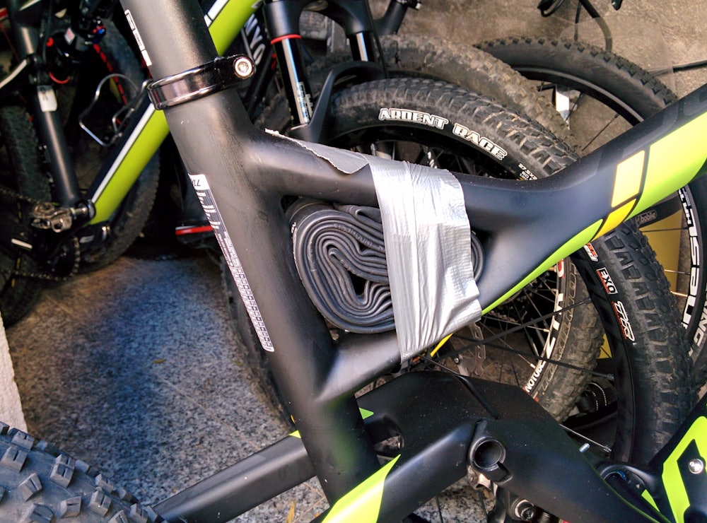 ALLTID MED: Fester du en slange til sykkelen glemmer du den i hvert fall ikke. Sjekk at den er hel med jevne mellomrom. ALLTID MED: Fester du en slange til sykkelen glemmer du den i hvert fall ikke. Sjekk at den er hel med jevne mellomrom.