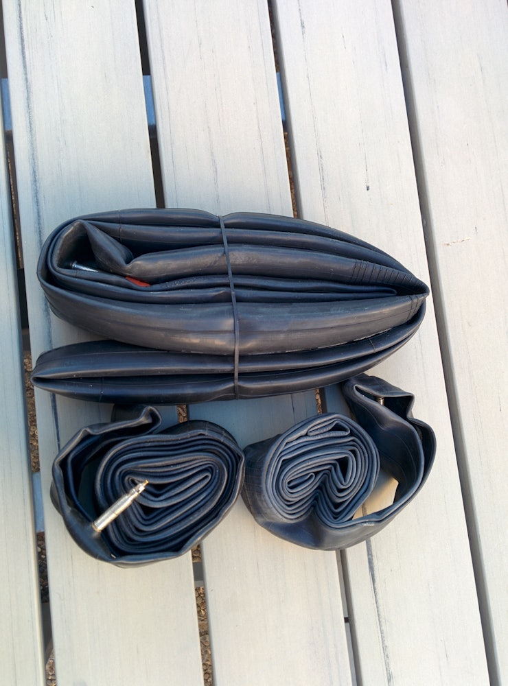 DÅRLIG RULL: Ruller du slapt tar slangen stor plass, men har du plass er det raskere å få en slange med litt luft inn i dekket. DÅRLIG RULL: Ruller du slapt tar slangen stor plass, men har du plass er det raskere å få en slange med litt luft inn i dekket.