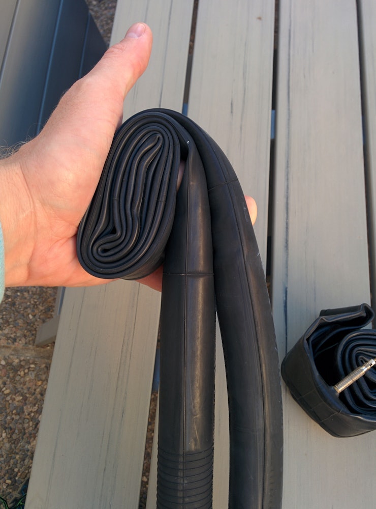 RULL STRAMT: Slipp ut luft etter hvert som du nærmer deg ventilen. Rull så stramt du klarer. Strekk slangen litt. RULL STRAMT: Slipp ut luft etter hvert som du nærmer deg ventilen. Rull så stramt du klarer. Strekk slangen litt.