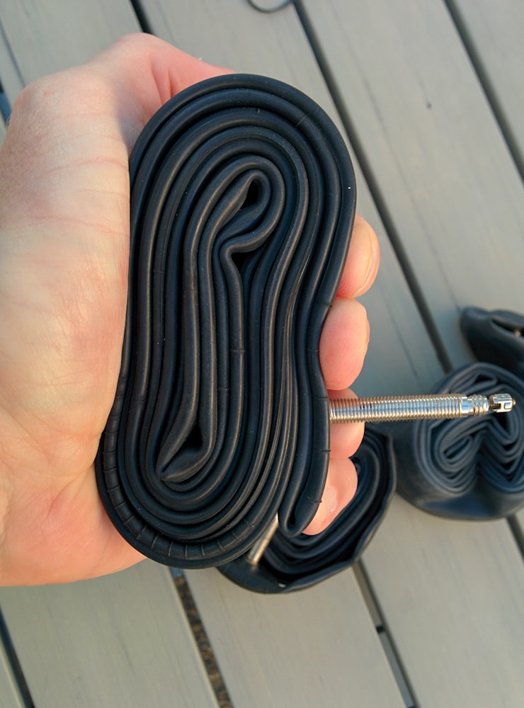 FERDIG: Husk å lukke ventilen så slangen ikke suger til seg luft igjen. Sett på en ventilhette. FERDIG: Husk å lukke ventilen så slangen ikke suger til seg luft igjen. Sett på en ventilhette.