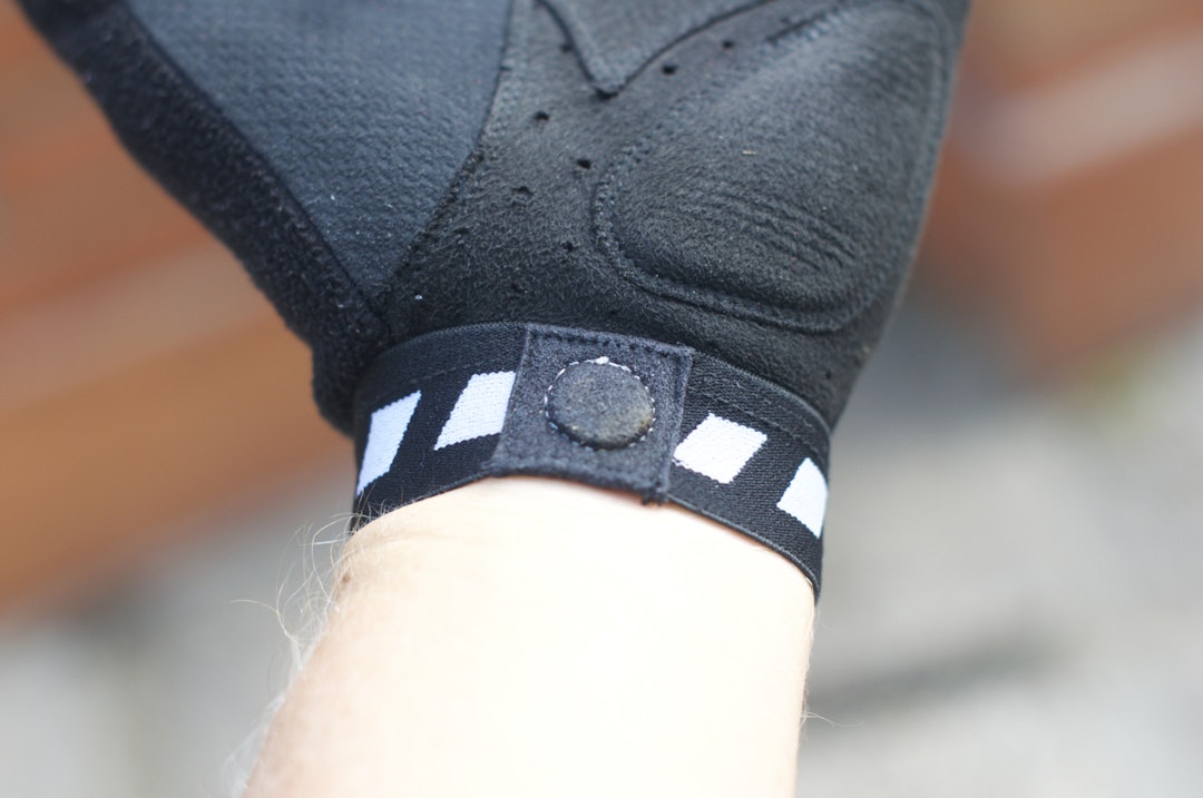 TILTREKKENDE: Magneten i mansjetten gir Grip Grab-hanskene en ekstra X-faktor. Sannsynligheten for å miste bare en hanske reduseres kraftig. SMART! TILTREKKENDE: Magneten i mansjetten gir Grip Grab-hanskene en ekstra X-faktor. Sannsynligheten for å miste bare en hanske reduseres kraftig. SMART!
