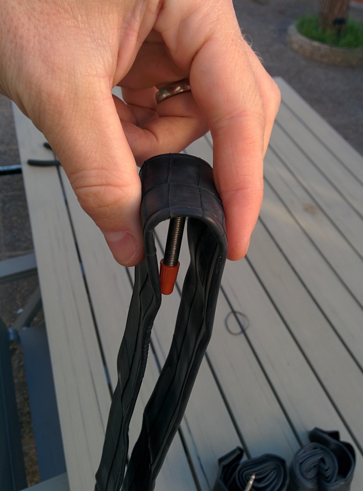 RULL RUNDT VENTILEN: Begynn på ny rull med all luft ute av slangen. Begynn med ventilen i sentrum. RULL RUNDT VENTILEN: Begynn på ny rull med all luft ute av slangen. Begynn med ventilen i sentrum.