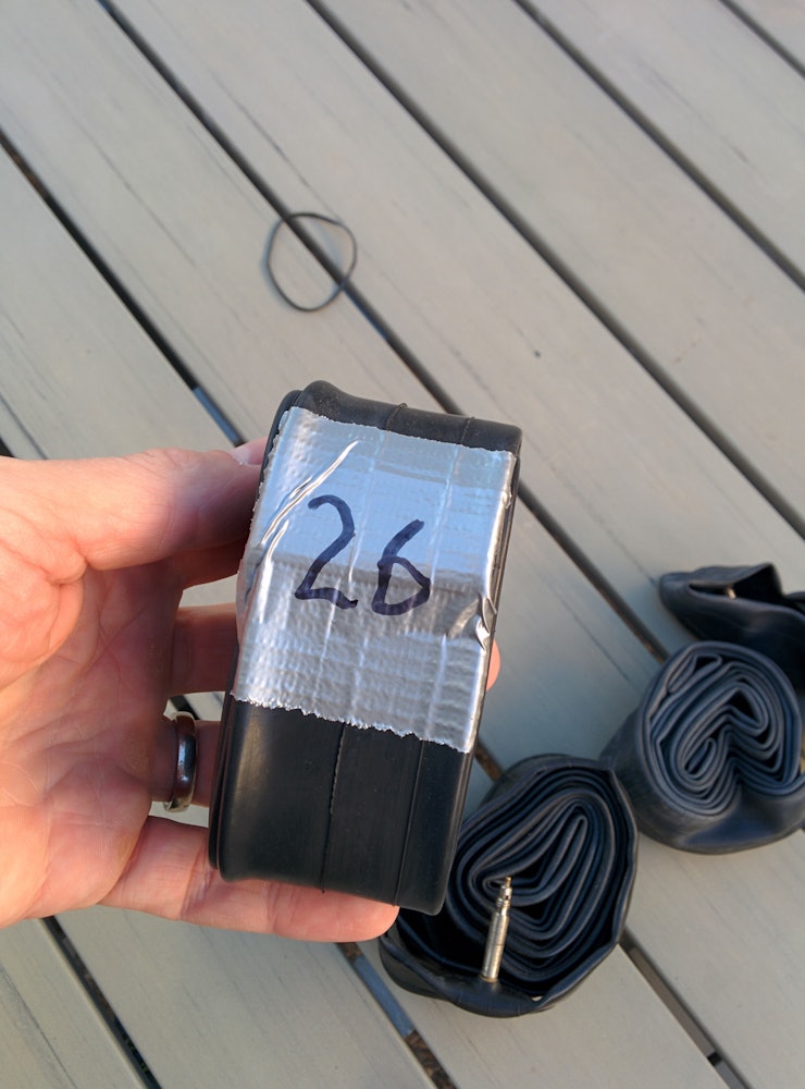 MERK SLANGEN: Har du slanger i flere størrelser rundt omkring kan det være lurt å merke dem. Bruk tape for å låse rullen. MERK SLANGEN: Har du slanger i flere størrelser rundt omkring kan det være lurt å merke dem. Bruk tape for å låse rullen.