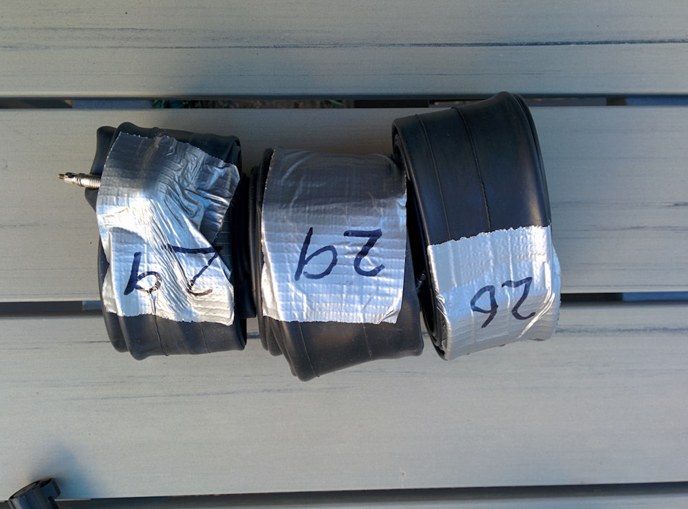 FERDIG: Klare til arkivering, lagring eller bruk. Har du ingen ventilhetter tilgjengelig bør du rulle slangen slik at du kan ha ventilen utenfor rullen. Da slipper du at ventilen punkterer slangen. FERDIG: Klare til arkivering, lagring eller bruk. Har du ingen ventilhetter tilgjengelig bør du rulle slangen slik at du kan ha ventilen utenfor rullen. Da slipper du at ventilen punkterer slangen.