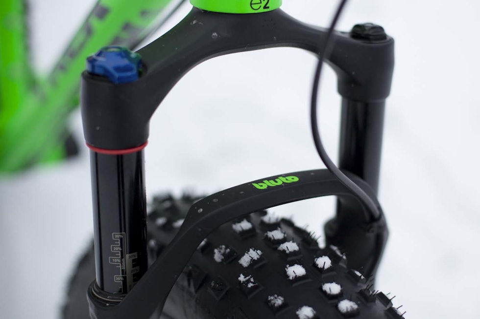 FJÆRING: Rock Shox Bluto er en enkel gaffel som gjør jobben. FJÆRING: Rock Shox Bluto er en enkel gaffel som gjør jobben.