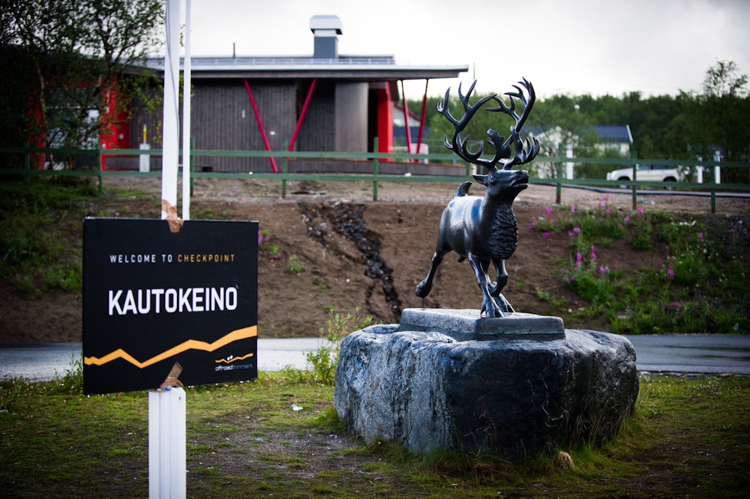 SJEKKPUNKT: Med en trasé på 700 kilometer, sier det seg selv at vanlig opplegg med løypevakter blir vanskelig. I Offroad Finnmark sykler deltakerne med GPS, og må innom sjekkpunkter underveis. D3S_1773