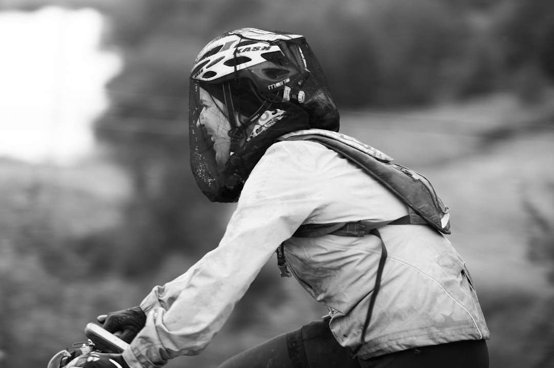 MYTEN ER SANN: Myggen var til tider plagsom, flere av rytterne måtte ty til myggnetting når det sto på som verst. D3S_1883