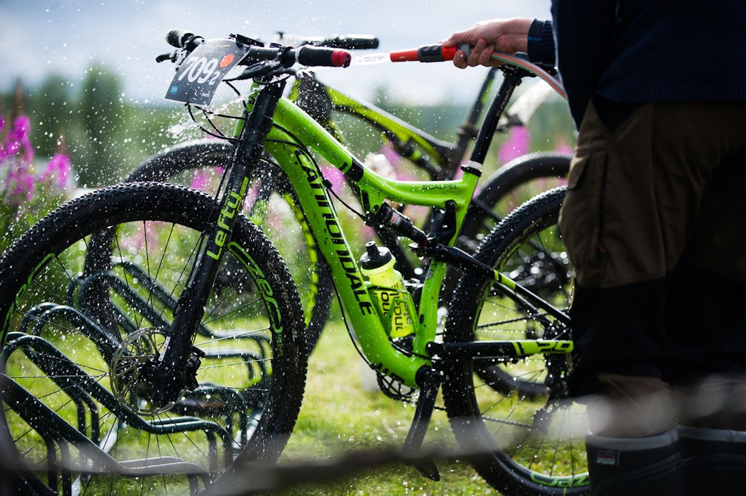 SLITT: Slitasjen syklene får av å sykle 70 mil sammenhengende på vidda kan være ekstrem. På sjekkpunktene får syklene en sårt tiltrengt vask. D3S_2109