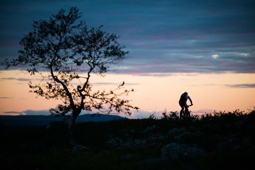 INN I SOLNEDGANGEN: Solnedgang betød ikke slutten på turen, verken for 300- eller 700-rytterne. DSC_9033