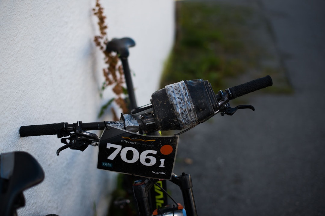 UTENOM DET VANLIGE: Mye kan skje i løpet av flere døgn med sykling, og syklistene må være selvforsynte i tilfellet uhellet er ute. Ekstra dekk kan man fort få bruk for. DSC_8603