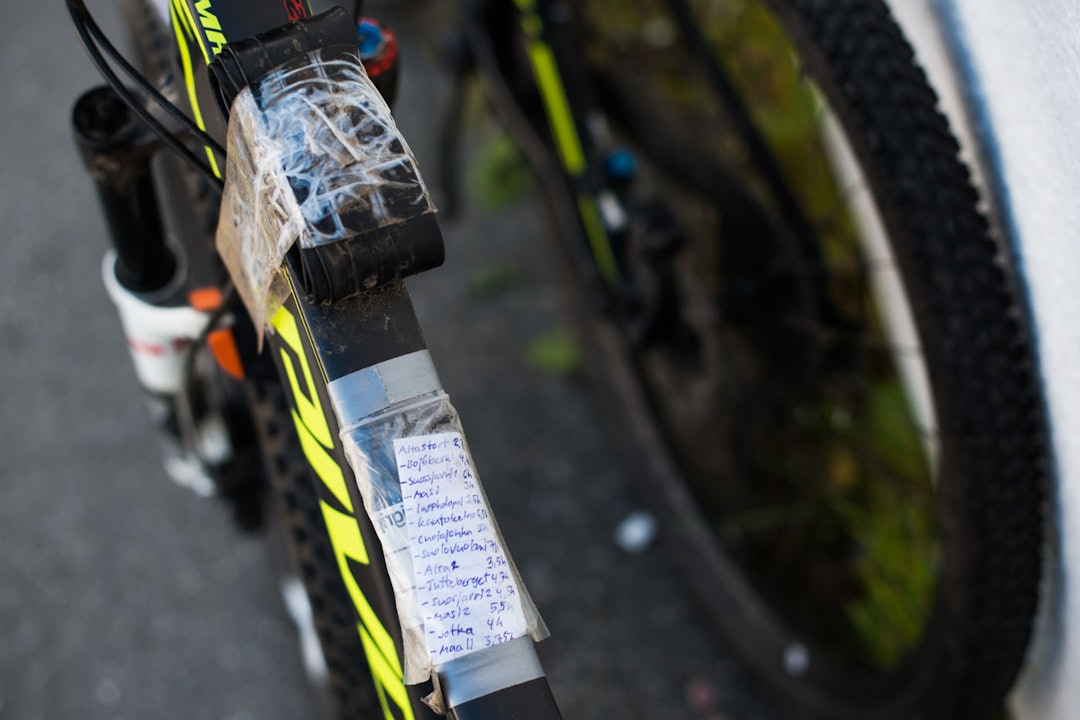 EN LITEN PÅMINNELSE: I beste landeveisstil, klistrer flere av rytterne fast lapper med avstander og estimert tidsbruk på rittet. DSC_8608