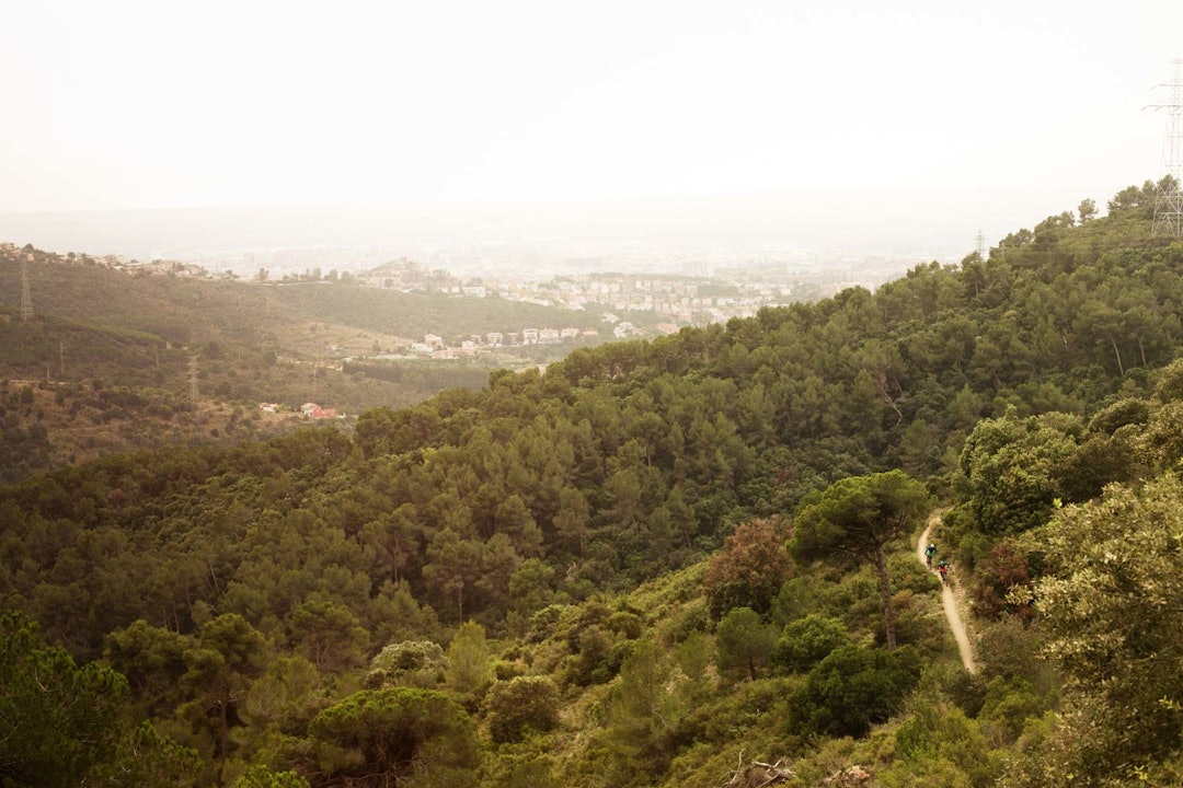 SOLSIDEN: Stiene på Collserolas sør-vest-side ligger badet i sol dagen lang, året rundt. Utsikten mot industrien i elvedeltaet Llobregat, flyplassen og Middelhavet står i skarp kontrast til roen i skogen. Sykkelferie-Barcelona-Marcos-Rittrenningsrunde