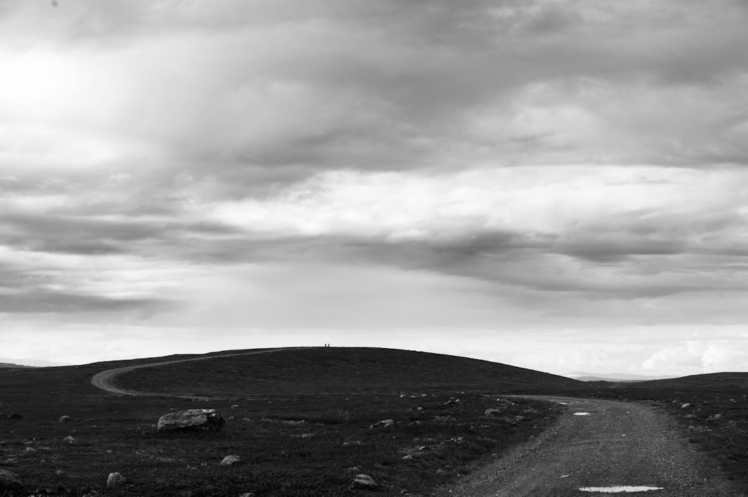 SMÅ: Syklist mot natur, store omgivelser. D3S_2278