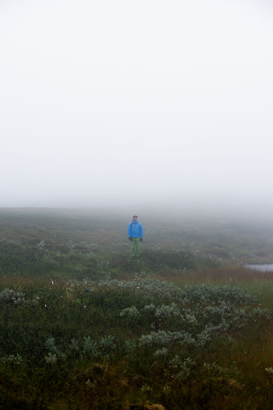 VENTEROM: For Terrengsykkels to utsendte var Offroad Finnmark en naturopplevelse på så mange vis. Her venter Kristoffer H. Kippernes i tåka på rytterne. D3S_2877