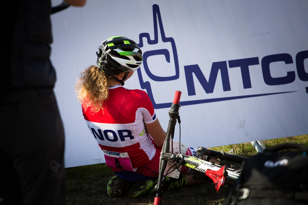 DEPPA: Etter en skuffende innsats er det like greit å ta et minutt for seg selv i målområdet før man møter pressen og supporterne. (foto: Snorre Veggan) terrengVM-3381a