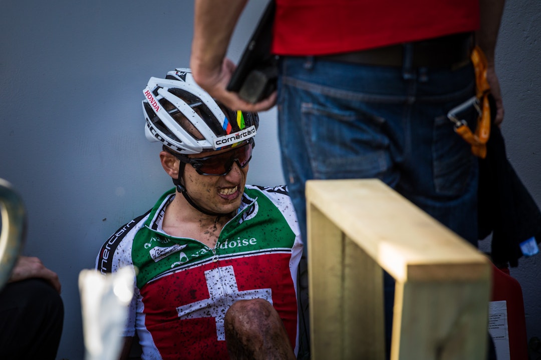 VONDT: En annen som måtte ta telling i målområdet etter innkomst var sveitseren Nino Schurter. Han gikk kraftig på trynet i den siste bakken inn mot mål og slo seg ganske bra. Men like tøft var nok tapet av VM-gullet til Juilien Absalon. (foto: Snorre Veggan) terrengVM-4084a