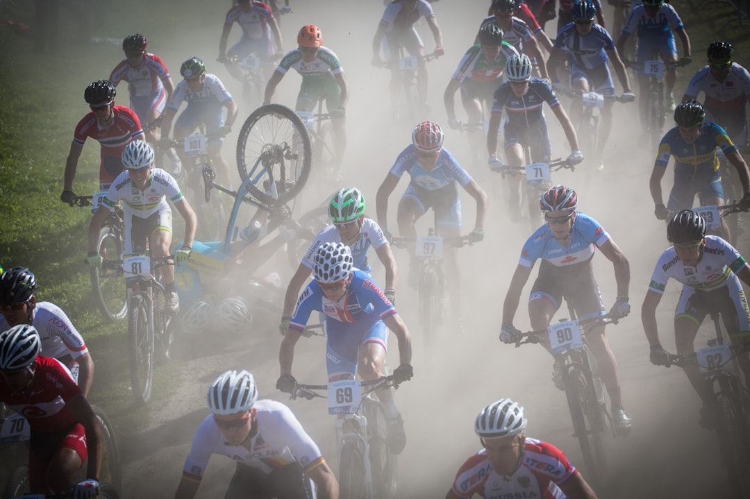 RASKESTE FALL: Når vi først er inne på tryn, så er nok fallet i herreklassen i U23-rittet under VM det raskeste fallet. Rytterne hadde knapt nok fått tråkket et par tre omdreininger før det sa pang. I støvskyen skimtet jeg først et hjul i hodehøyde, før feltet forsvant forbi. Tilbake lå to ryttere og ropte ut i forbannelse og smerter. (foto: Snorre Veggan) terrengVM-1373a