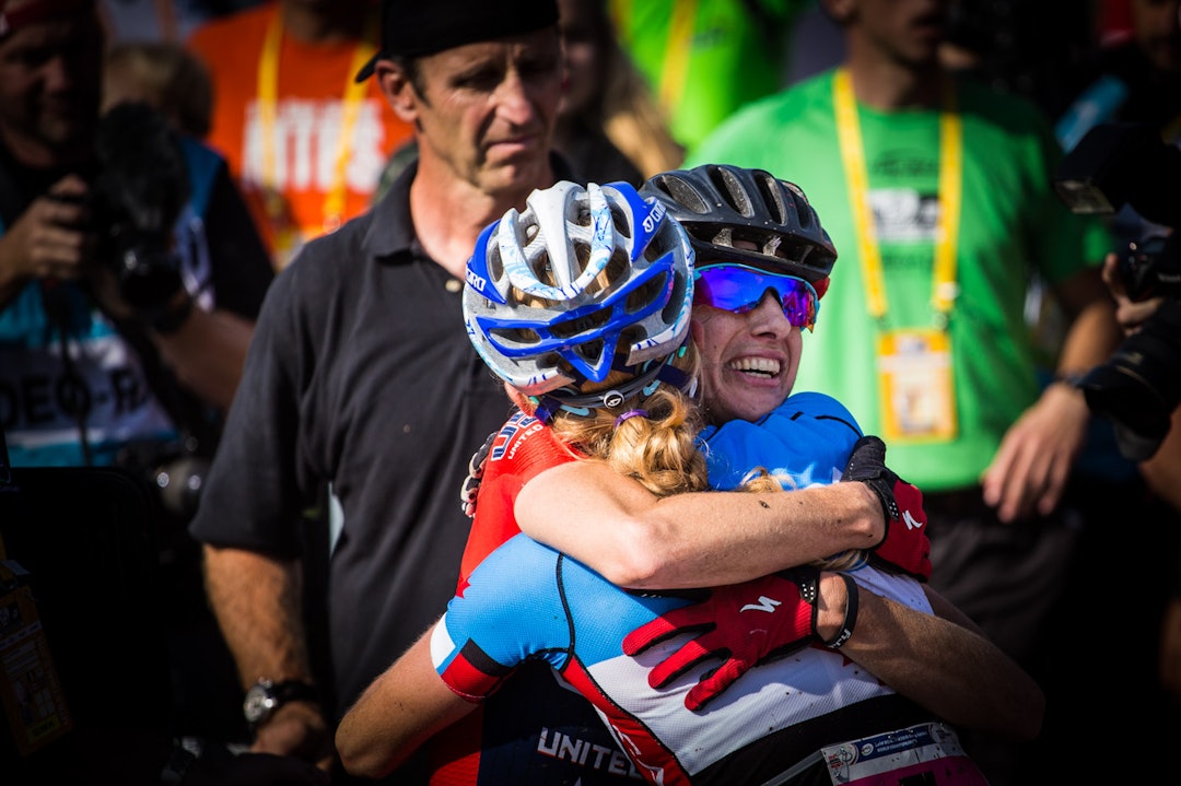 SEIERSKLEM: Ingenting er som en seiersklem når gullet er sikret. Her gratuleres Pendrel (med ryggen til) av bronsevinneren, amerikanske Lea Davison. (foto: Snorre Veggan) terrengVM-3339a