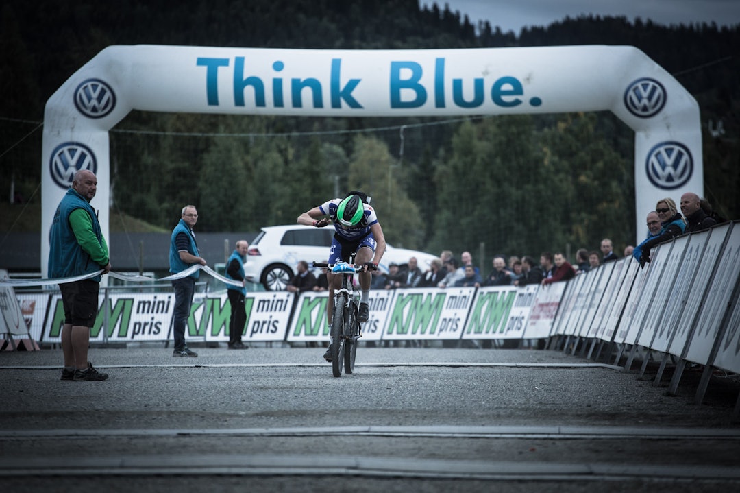 FEILNAVIGERING GA ÅRETS NEDTUR: Åsmund Løvik ledet Birkebeinerrittet hundre meter før mål, men kjørte feil inn mot arenaen. Dermed smatt Frederik Wilmann forbi og sikret seieren. Bak kom Løvik og dunket hånda i styret. Feilkjøringen til Løvik må ha vært en av de største nedturene i 2014. (foto: Snorre Veggan) birken2014-1281a