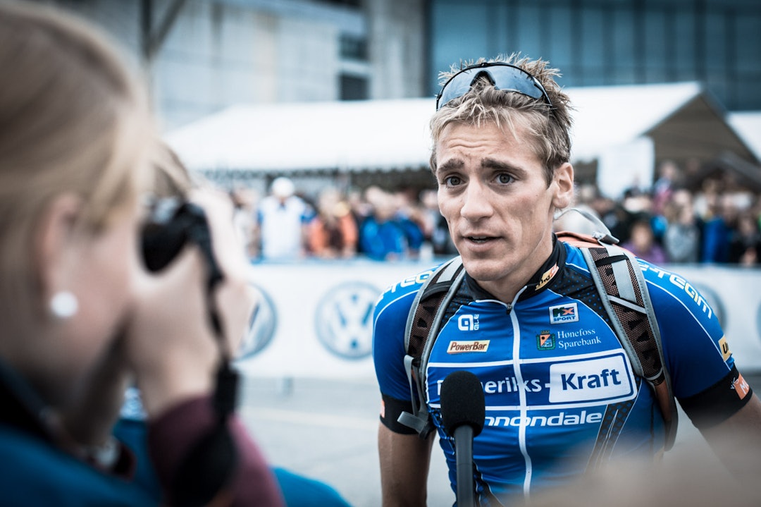 SEIER MED BISMAK: Frederik Wilmann kjempet om seieren i fjorårets Birkebeinerritt. Da tapte han på slutten. I år sikret han seieren på de siste hundre meterne, men neppe på den måten han egentlig ønsket. I mål ble det mest spørsmål om tabben til Løvik (eller arrangøren). (Foto: Snorre Veggan) birken2014-1306a