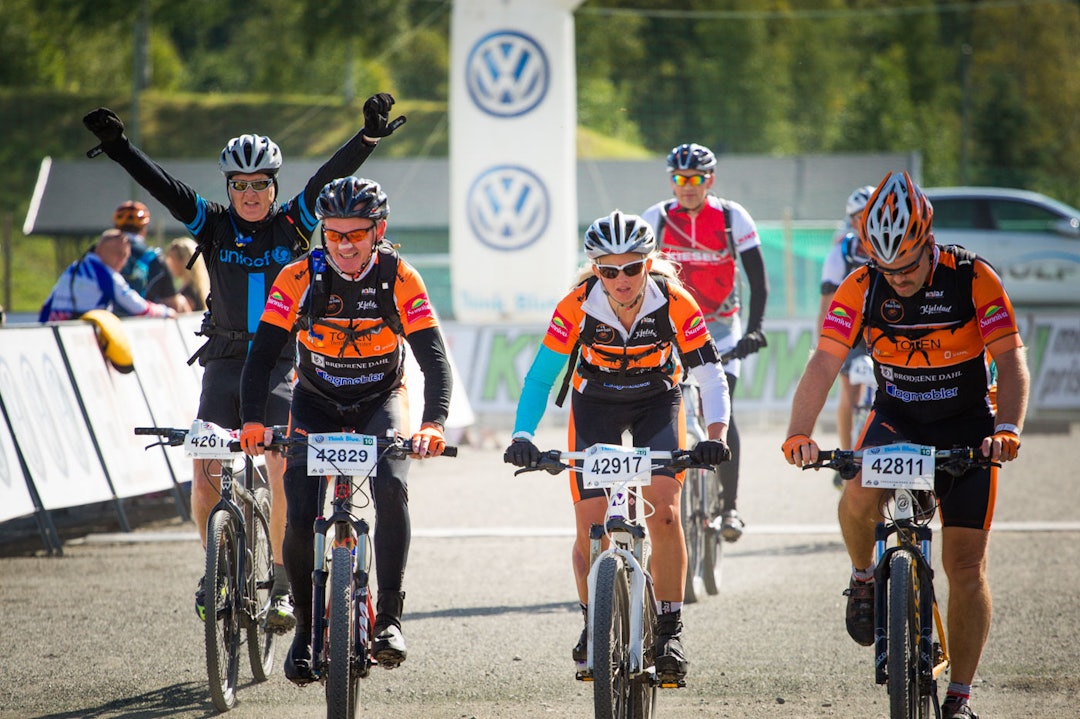 MANGE VINNERE: Tidspunktet alle rytterne har sett frem til i Birken, enten de sykler i eliteklassen eller i bakerste pulje. Å endelig klare å nå målstreken er for mange en solid opptur som er verdt en liten feiring. (foto: Snorre Veggan) birken2014-0291a
