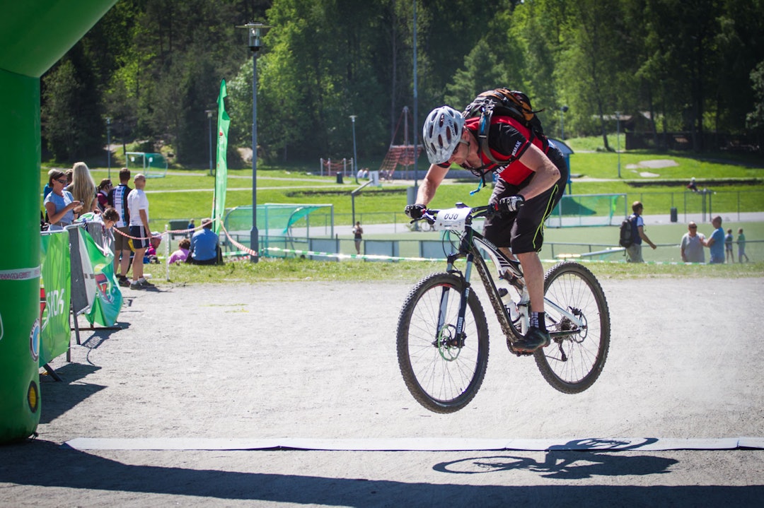 I CAN FLY: Andre velger å feire målpassering ved å forsøke å oppheve tyngdekraften, som Thomas Sandnes i årets Terrengsykkelritt. (foto: Snorre Veggan) terrengsykkelrittet-6310a
