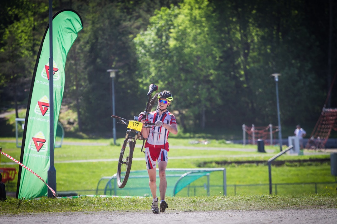 UTSTYRSSVIKT: Terrengsykling er tøft og det er ikke sjelden at ryttere får utstyrstrøbbel. Noen må bære sykkelen til mål... (foto: Snorre Veggan) terrengsykkelrittet-6146a