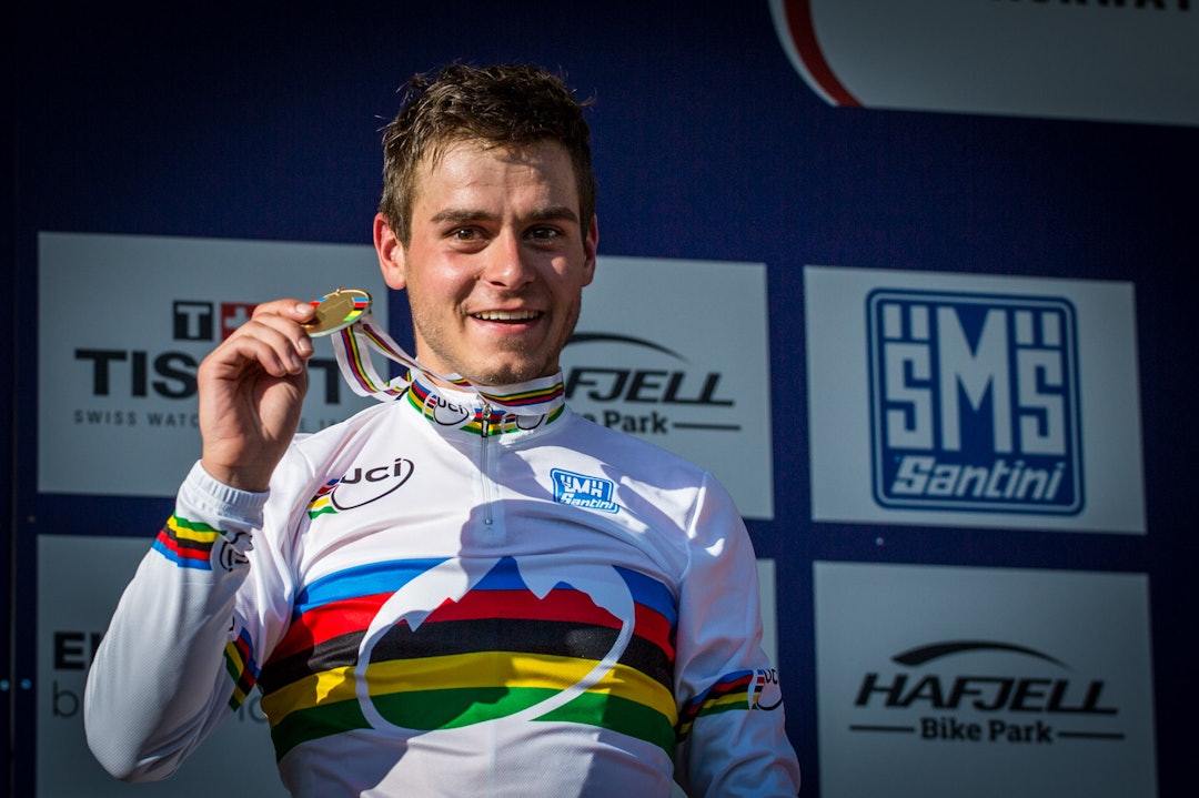 REGNBUEFARGENE: Til syvende og sist kan man neppe ha en større opptur enn når man får på seg en regnbuetrøye og en gylden medalje rundt halsen. (foto: Snorre Veggan) terrengVM-1916a