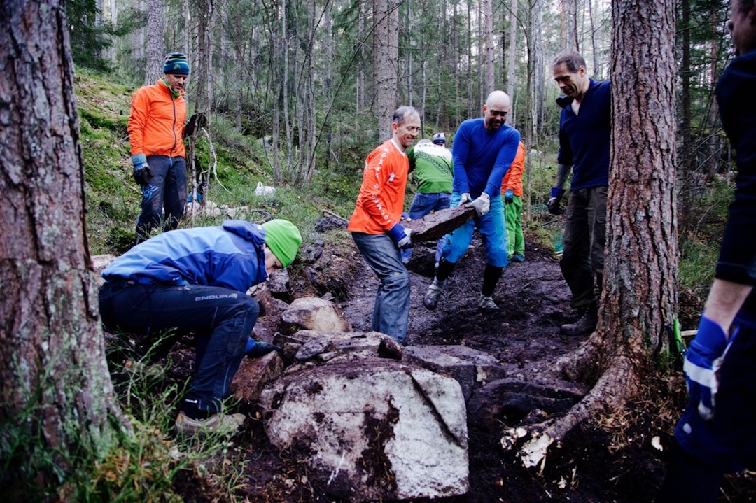 Pioneren-prosjektet i Østmarka er et eksempel på tilrettelegging som kommer både gående og syklende til gode, og som bidrar til å videreføre tradisjonen med å ferdes på stier i naturen. Foto: Bjørn Enoksen Steinlegging Finaledugnad Bjørn Enoksen 1400x933