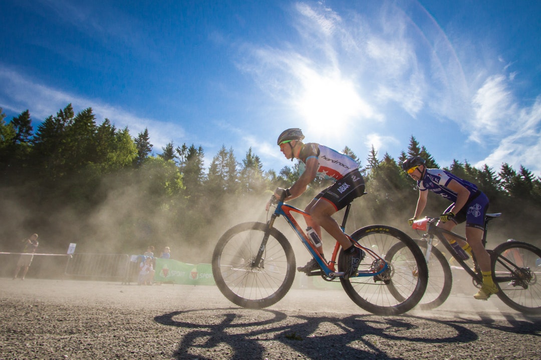 GRUS: Selv om Terrengsykkelrittet er et stiritt, så er det noe grus i starten. Jeg synes grusbilder bør unngås i et sånt ritt, men tok likevel bilder av starten. Målet var et bilde som skiller seg ut, noe jeg synes dette gjorde. Her leder Greg Saw an over grusbanen på Haraløkka. (foto: Snorre Veggan) terrengsykkelrittet-5551a