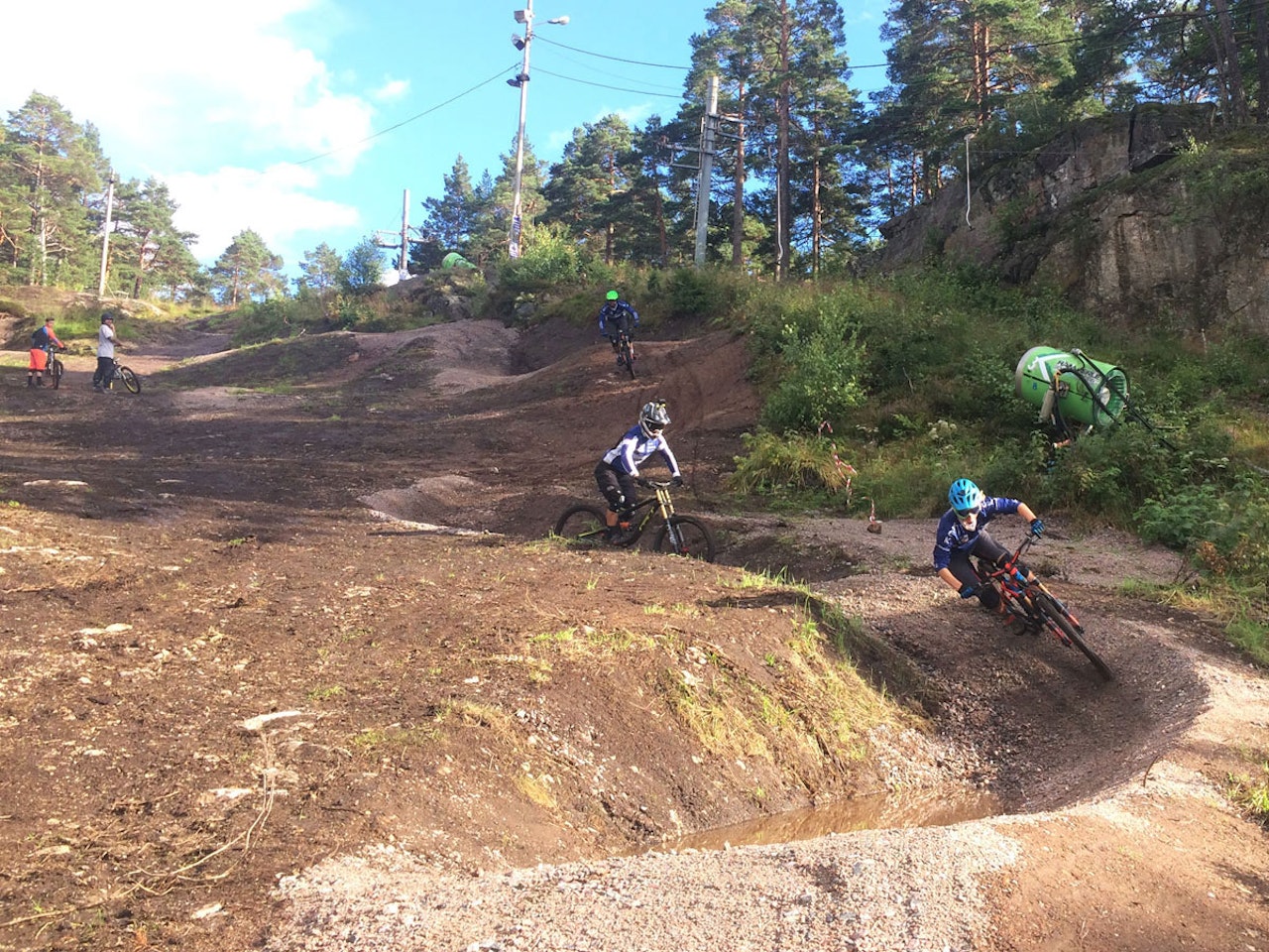 DEILIGE DOSERINGER: Fra testsyklinga av den nye doseringsløypa i Tveit. Hilde Strædet leder an. Foto: Morten Trædal DEILIGE DOSERINGER: Fra testsyklinga av den nye doseringsløypa i Tveit. Hilde Strædet leder an. Foto: Morten Trædal