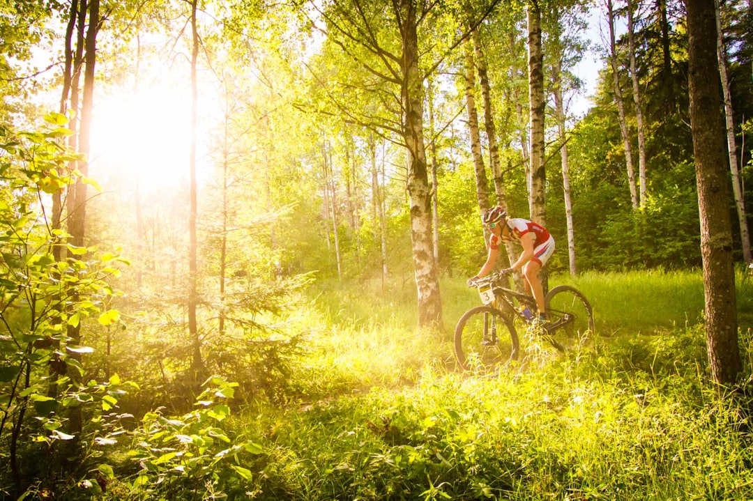 LAV SOL: Eivind Røed er på vei ned sammen med sola. (foto: Snorre Veggan) UB-cup-9553a
