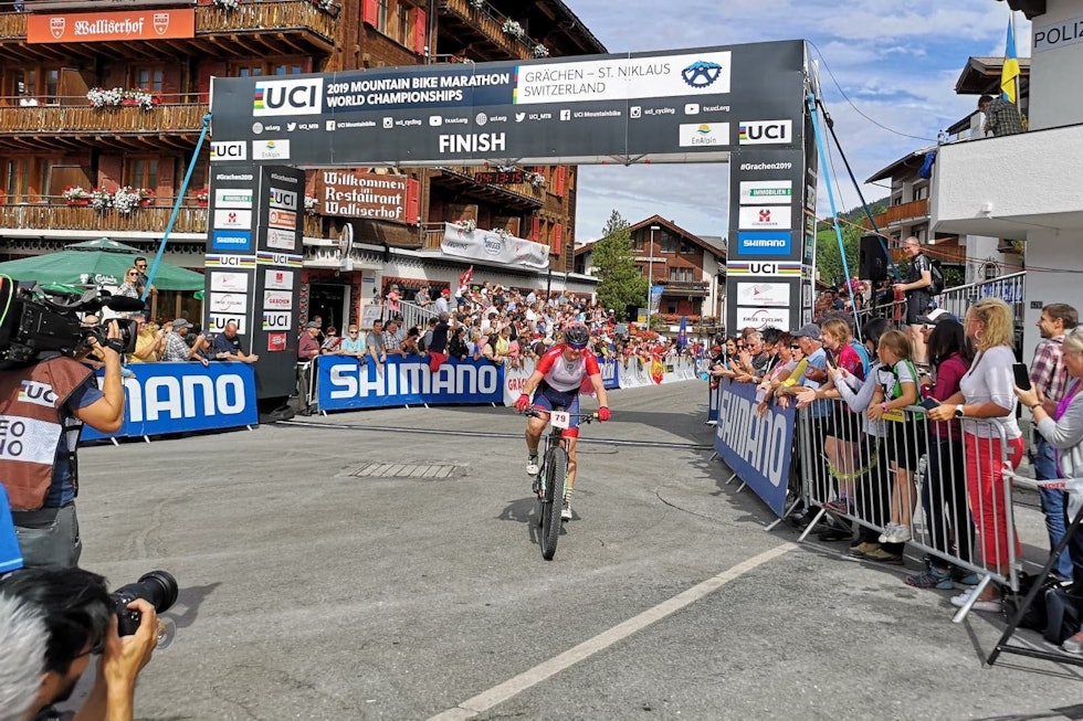 Sylvi Sommer i mål etter 69 bratte og varme kilometer under maraton-VM i Grächen i Sveits. Foto: Privat Sylvi Sommer i mål etter 69 bratte og varme kilometer under maraton-VM i Grächen i Sveits. Foto: Privat