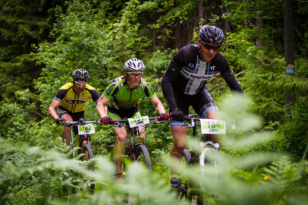 FORFØLGERE: Rett bak der jeg sto og tok bildet av teten på vei over Elvåga, gikk løypa inn i en bratt stigning. (foto: Snorre Veggan) østmarkrittet-9962a