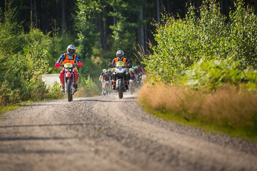TETGRUPPEN: Jeg hørte dem lenge før de kom. Følgemotorsyklene hadde tetgruppa på hjul gjennom hele rittet. (foto: Snorre Veggan) grenserittet-2345a